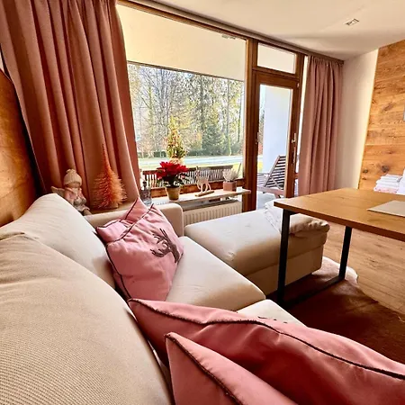 Apartment Grubhof Scholsspark, Lofer Mit Garten Und Schwimmbad Sankt Martin bei Lofer